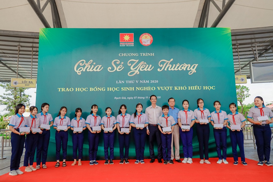 Phú Cường Kiên Giang tài trợ 100 suất học bổng cho  học sinh nghèo hiếu học